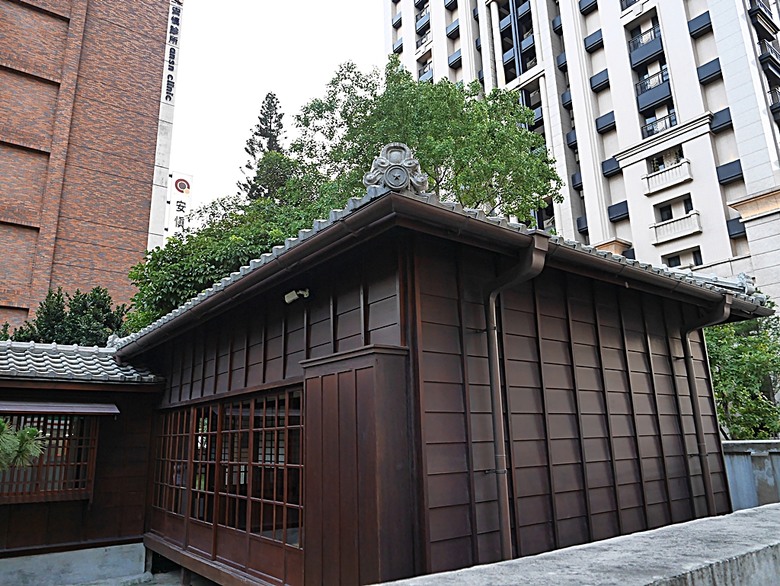 星巴克在新竹州圖書館、護城河旁的竹塹城迎曦門、赤子、關帝廟、火車站,還有新竹街市眾多文化資產 — 夜遊新竹市街老建築
