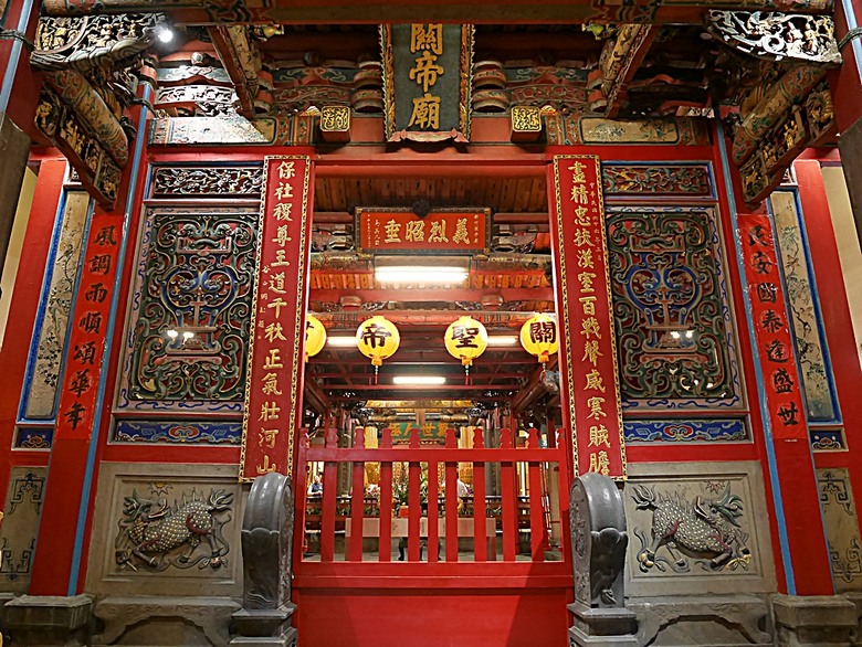 星巴克在新竹州圖書館、護城河旁的竹塹城迎曦門、赤子、關帝廟、火車站,還有新竹街市眾多文化資產 — 夜遊新竹市街老建築