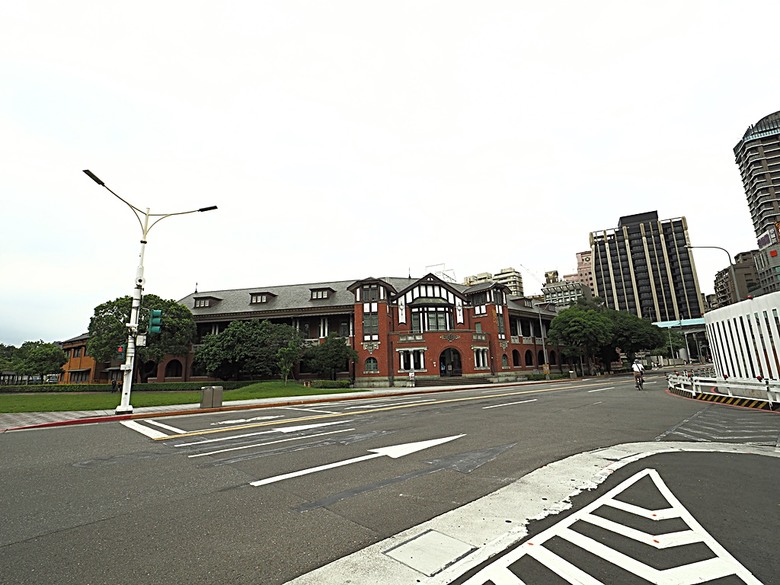 臺北府城北門、臺北郵局、撫臺街洋樓、博愛路街屋、三井舊倉庫、鐵道部廳舍與臺北工場 — 臺北建城140年登北門城樓與集章活動 & 週邊歷史景點巡禮