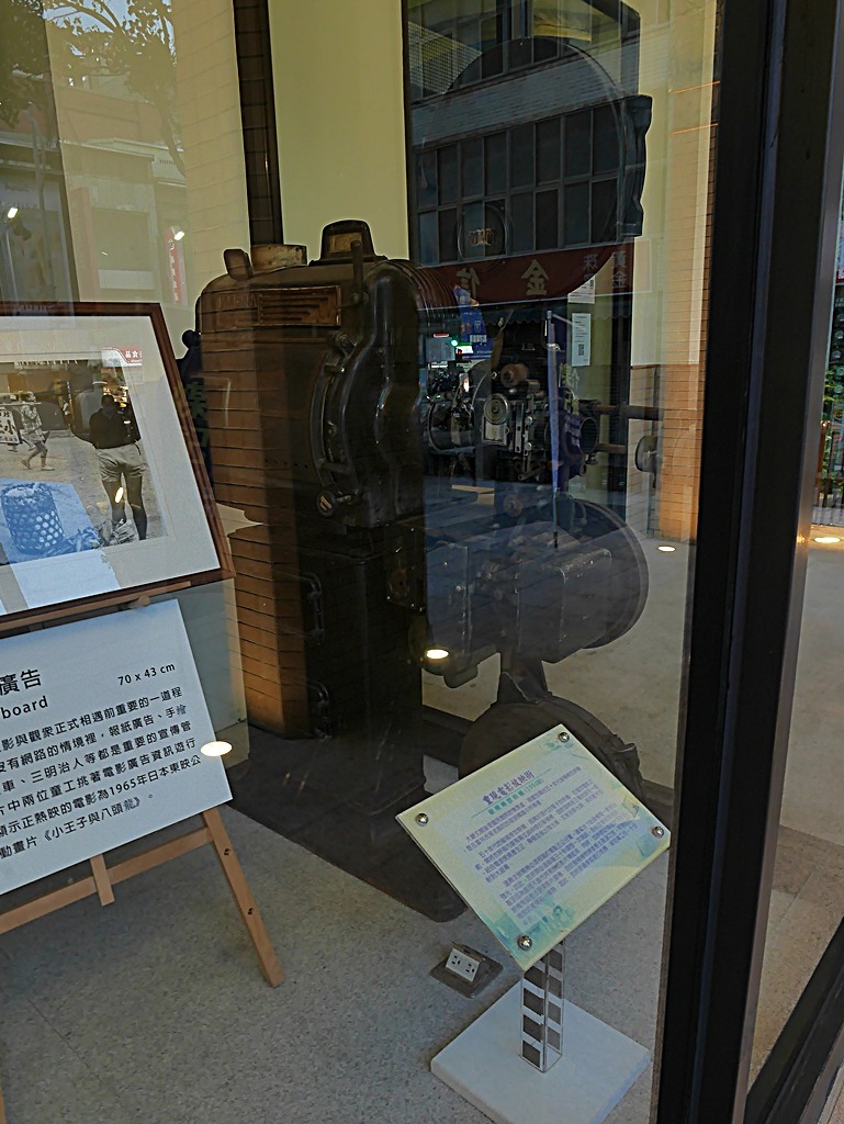 星巴克在新竹州圖書館、護城河旁的竹塹城迎曦門、赤子、關帝廟、火車站，還有新竹街市眾多文化資產 — 夜遊新竹市街老建築