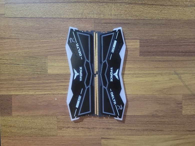記憶體界的隱型戰鬥機 開箱十銓TeamGroup DELTA 炫光 RGB DDR5