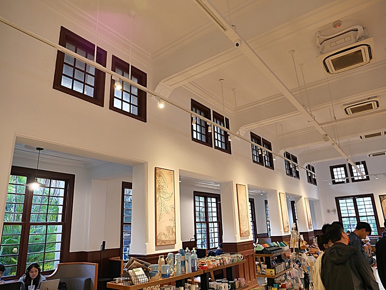 星巴克在新竹州圖書館、護城河旁的竹塹城迎曦門、赤子、關帝廟、火車站,還有新竹街市眾多文化資產 — 夜遊新竹市街老建築