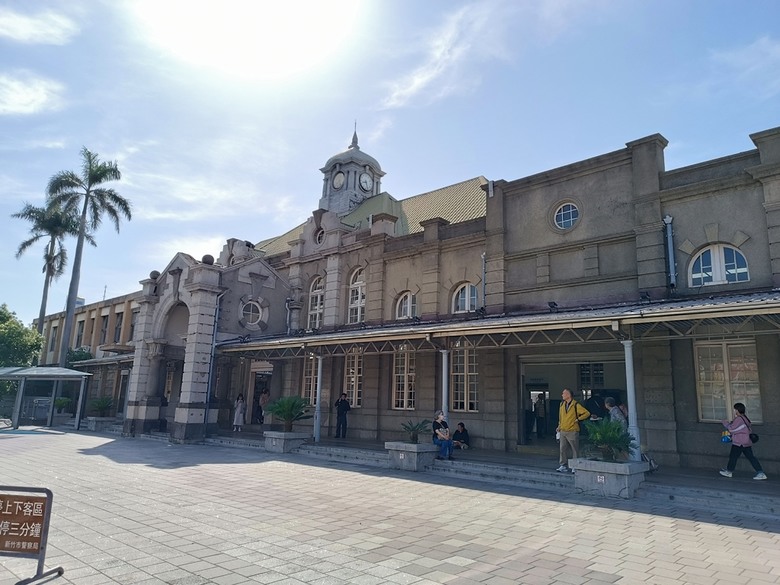 星巴克在新竹州圖書館、護城河旁的竹塹城迎曦門、赤子、關帝廟、火車站,還有新竹街市眾多文化資產 — 夜遊新竹市街老建築
