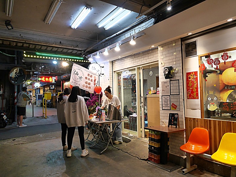 星巴克在新竹州圖書館、護城河旁的竹塹城迎曦門、赤子、關帝廟、火車站,還有新竹街市眾多文化資產 — 夜遊新竹市街老建築