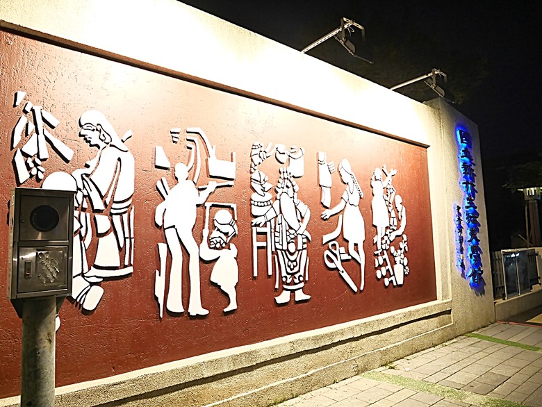 星巴克在新竹州圖書館、護城河旁的竹塹城迎曦門、赤子、關帝廟、火車站,還有新竹街市眾多文化資產 — 夜遊新竹市街老建築