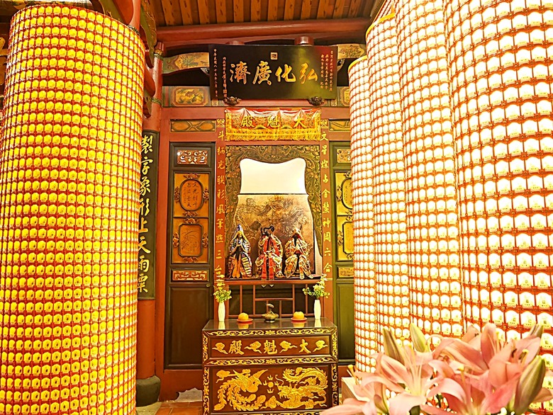 星巴克在新竹州圖書館、護城河旁的竹塹城迎曦門、赤子、關帝廟、火車站,還有新竹街市眾多文化資產 — 夜遊新竹市街老建築