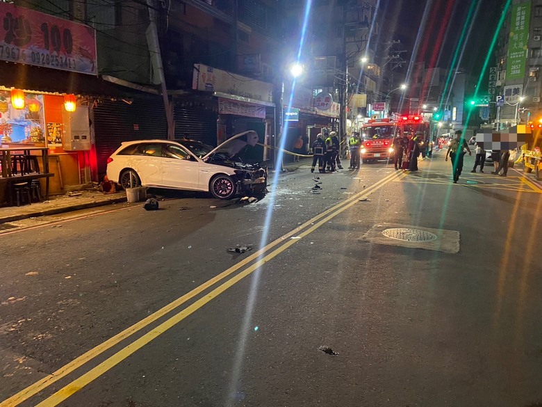 白賓載妹，警察面前撞機車，肇逃再撞消防栓，下車落跑
