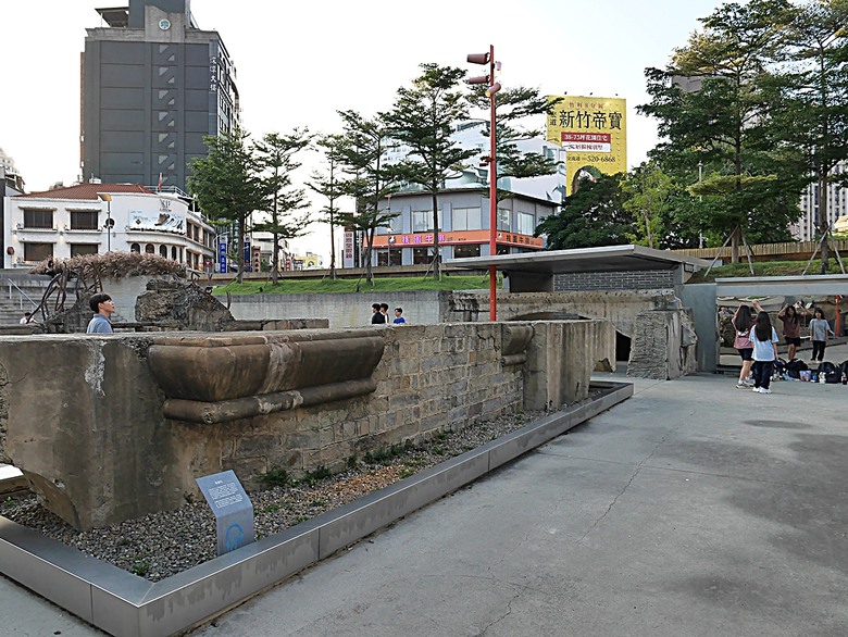 星巴克在新竹州圖書館、護城河旁的竹塹城迎曦門、赤子、關帝廟、火車站,還有新竹街市眾多文化資產 — 夜遊新竹市街老建築