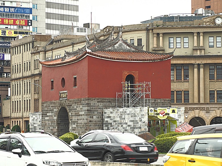 臺北府城北門、臺北郵局、撫臺街洋樓、博愛路街屋、三井舊倉庫、鐵道部廳舍與臺北工場 — 臺北建城140年登北門城樓與集章活動 & 週邊歷史景點巡禮