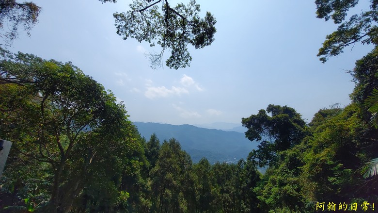 壯觀大岩壁，輕鬆健行獅山古道 獅頭山