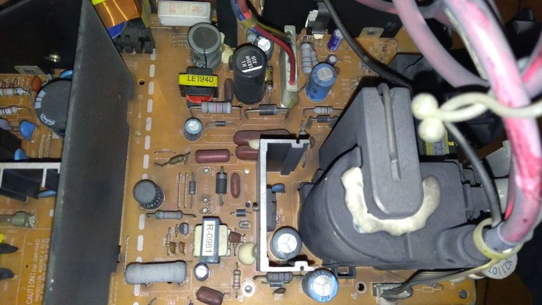 傳統CRT電視,不小心弄短路了 (已報廢收回,謝謝各位)