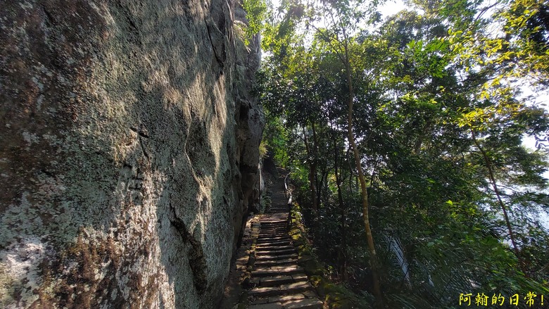 壯觀大岩壁，輕鬆健行獅山古道 獅頭山