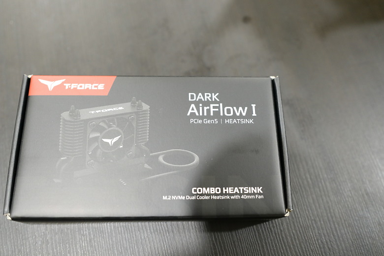 點我看大圖 暴力狂降29度!!!! 開箱!高效能SSD散熱器 T-FORCE DARK AirFlow I SSD 散熱器。