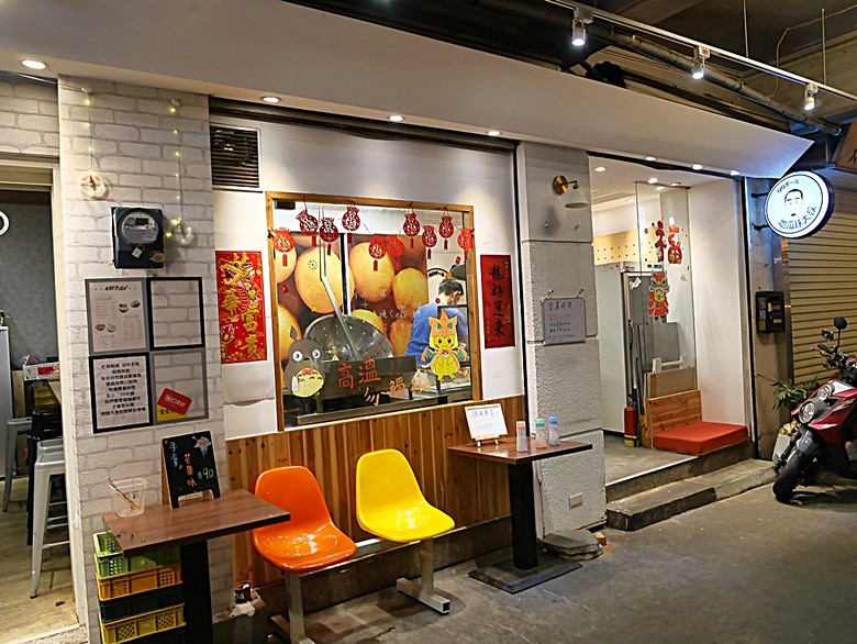 星巴克在新竹州圖書館、護城河旁的竹塹城迎曦門、赤子、關帝廟、火車站,還有新竹街市眾多文化資產 — 夜遊新竹市街老建築
