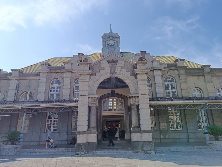 星巴克在新竹州圖書館、護城河旁的竹塹城迎曦門、赤子、關帝廟、火車站,還有新竹街市眾多文化資產 — 夜遊新竹市街老建築