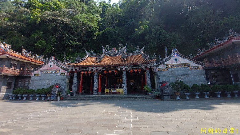 壯觀大岩壁,輕鬆健行獅山古道 獅頭山