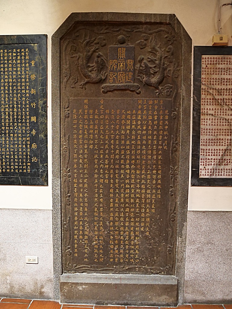 星巴克在新竹州圖書館、護城河旁的竹塹城迎曦門、赤子、關帝廟、火車站，還有新竹街市眾多文化資產 — 夜遊新竹市街老建築