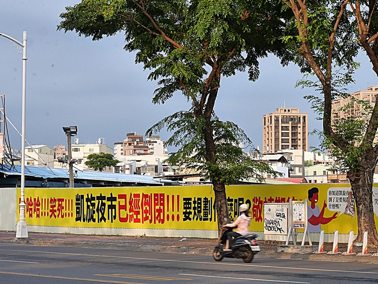 初夏賞玩黃金雨,阿勃勒盛開在高雄 — 凱旋四路、和平一~四路、文化中心週邊