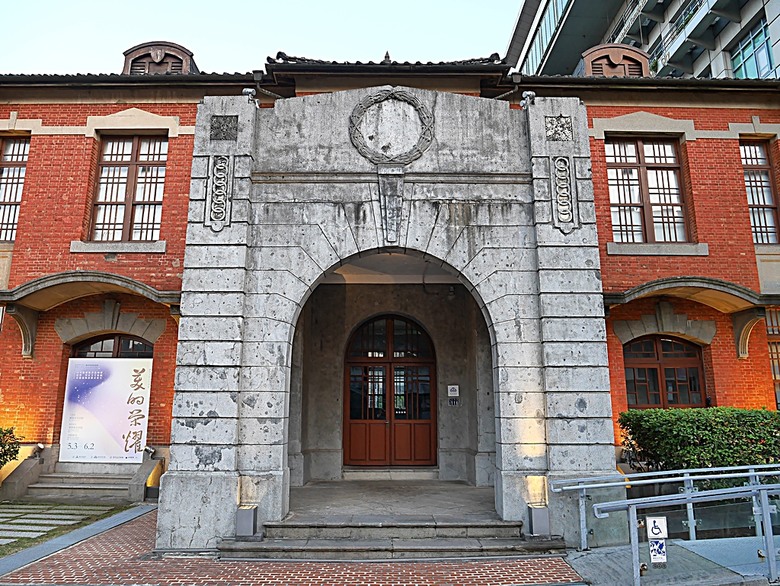 星巴克在新竹州圖書館、護城河旁的竹塹城迎曦門、赤子、關帝廟、火車站,還有新竹街市眾多文化資產 — 夜遊新竹市街老建築
