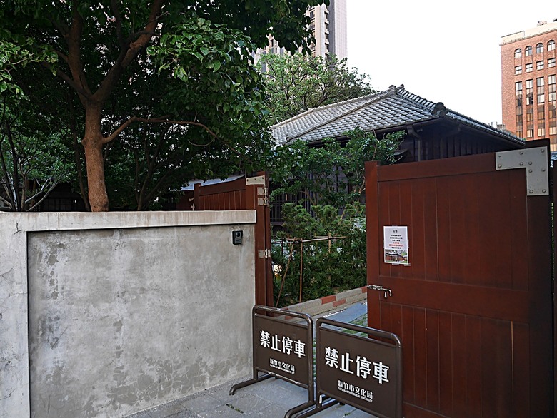 星巴克在新竹州圖書館、護城河旁的竹塹城迎曦門、赤子、關帝廟、火車站,還有新竹街市眾多文化資產 — 夜遊新竹市街老建築