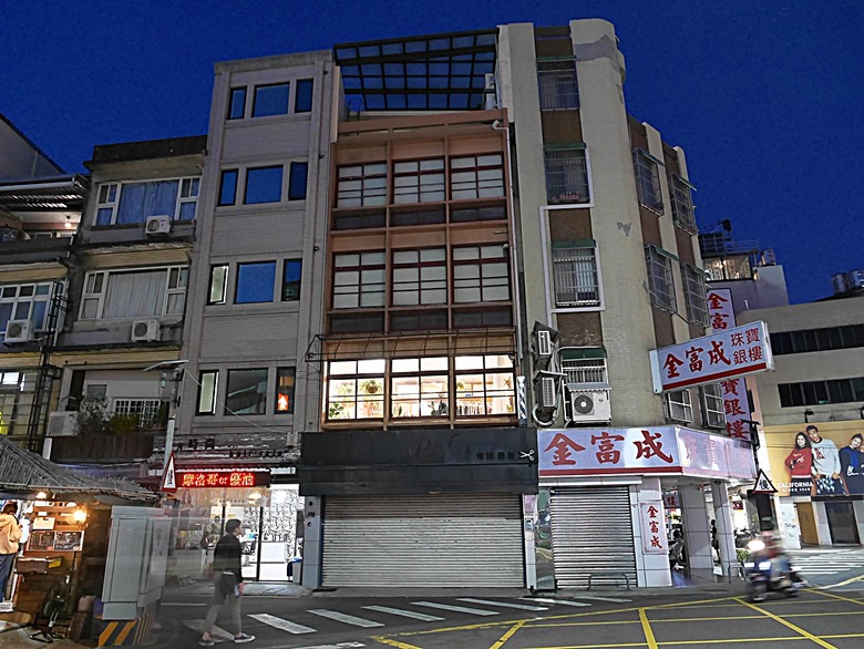 星巴克在新竹州圖書館、護城河旁的竹塹城迎曦門、赤子、關帝廟、火車站,還有新竹街市眾多文化資產 — 夜遊新竹市街老建築