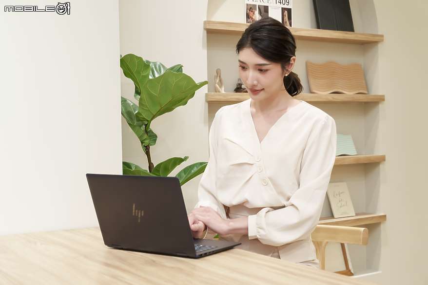 點我看大圖 HP ENVY x360 14-fc0070TU 測試報告|優異視覺、絕佳續航與豐富應用的 360 度可翻轉筆電