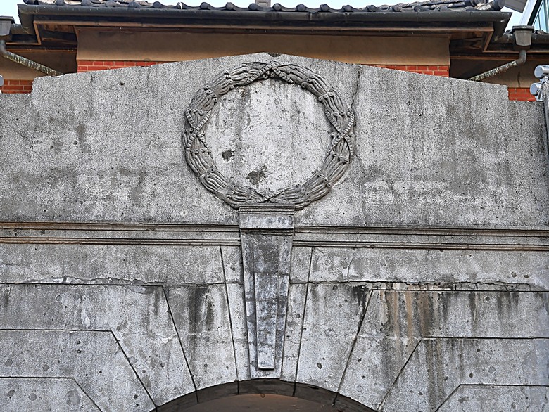 星巴克在新竹州圖書館、護城河旁的竹塹城迎曦門、赤子、關帝廟、火車站，還有新竹街市眾多文化資產 — 夜遊新竹市街老建築