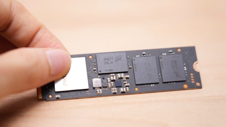 這就是 T0 級別的 SSD！Crucial T705 2TB PCIe Gen5 NVMe M.2 SSD with heatsink
