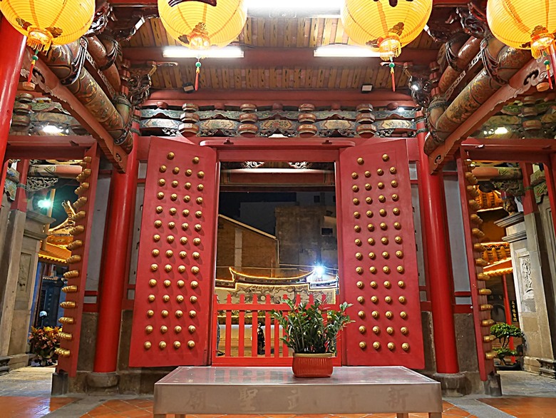 星巴克在新竹州圖書館、護城河旁的竹塹城迎曦門、赤子、關帝廟、火車站，還有新竹街市眾多文化資產 — 夜遊新竹市街老建築
