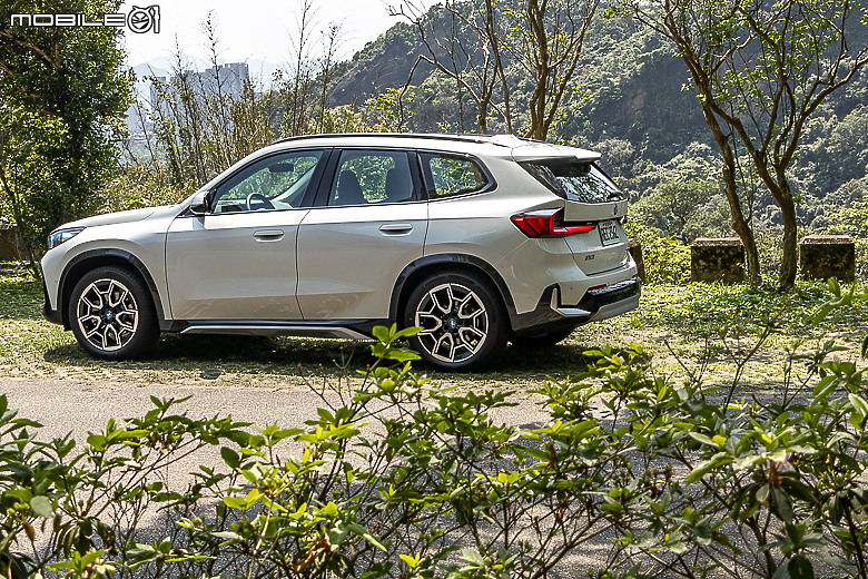BMW iX1 xDrive30 xLine 試駕|讓人感覺直上純電也值得的車系販售主力!