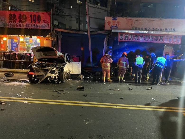 白賓載妹，警察面前撞機車，肇逃再撞消防栓，下車落跑