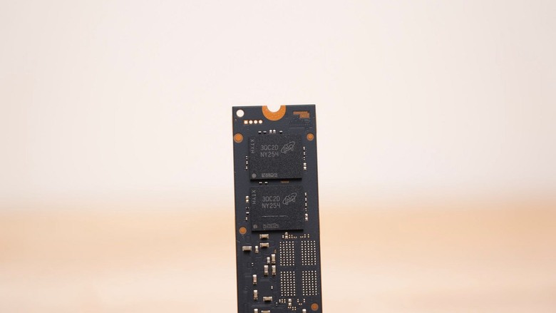 這就是 T0 級別的 SSD！Crucial T705 2TB PCIe Gen5 NVMe M.2 SSD with heatsink
