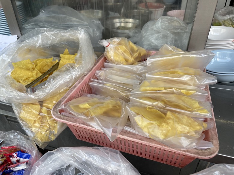 點我看大圖 曼谷龍魚丸 Laem Fish Ball | 日賣 700 碗的泰式米粉湯 | 店家湯頭秘方公開