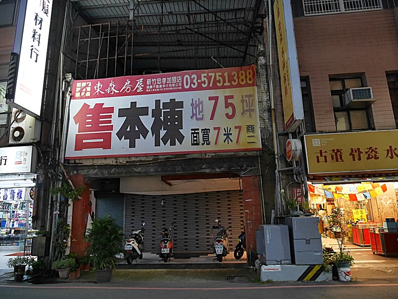 星巴克在新竹州圖書館、護城河旁的竹塹城迎曦門、赤子、關帝廟、火車站,還有新竹街市眾多文化資產 — 夜遊新竹市街老建築