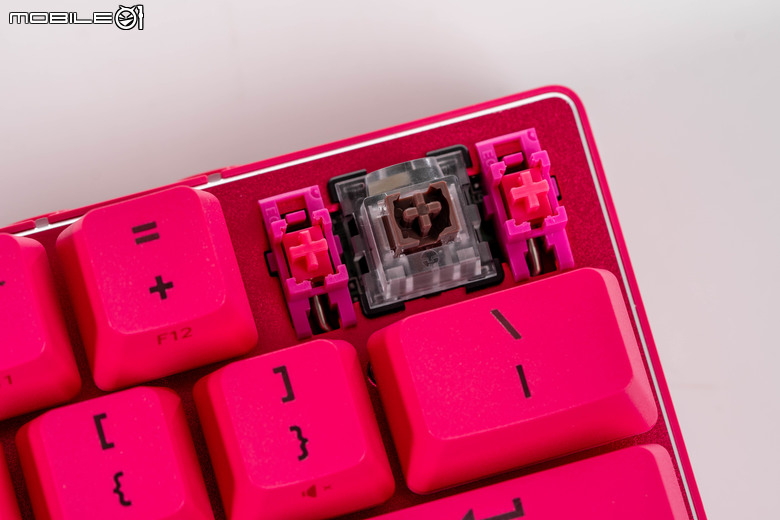羅技 G PRO X 60 LIGHTSPEED 電競鍵盤開箱試用 以極簡按鍵配置提供遊戲玩家暢快操作體驗