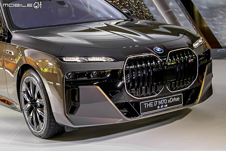 【採訪】BMW「i7 M70 xDrive」888 萬元上市 ,659hp、3.7 秒破百的超狂電動旗艦國內首度亮相!