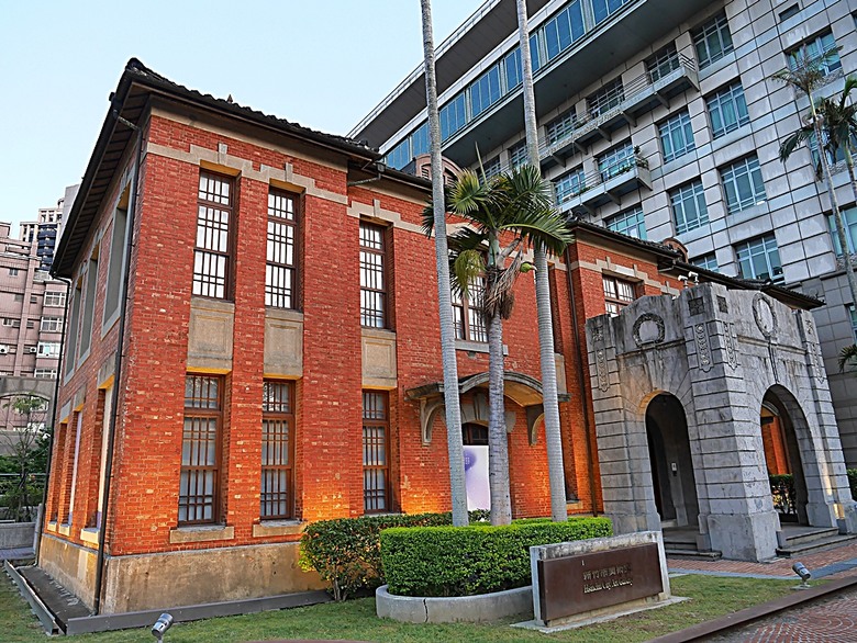 星巴克在新竹州圖書館、護城河旁的竹塹城迎曦門、赤子、關帝廟、火車站,還有新竹街市眾多文化資產 — 夜遊新竹市街老建築