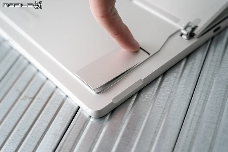 微軟 Surface Pro 10 商務版｜升級視訊品質與續航的 AI 二合一筆電！