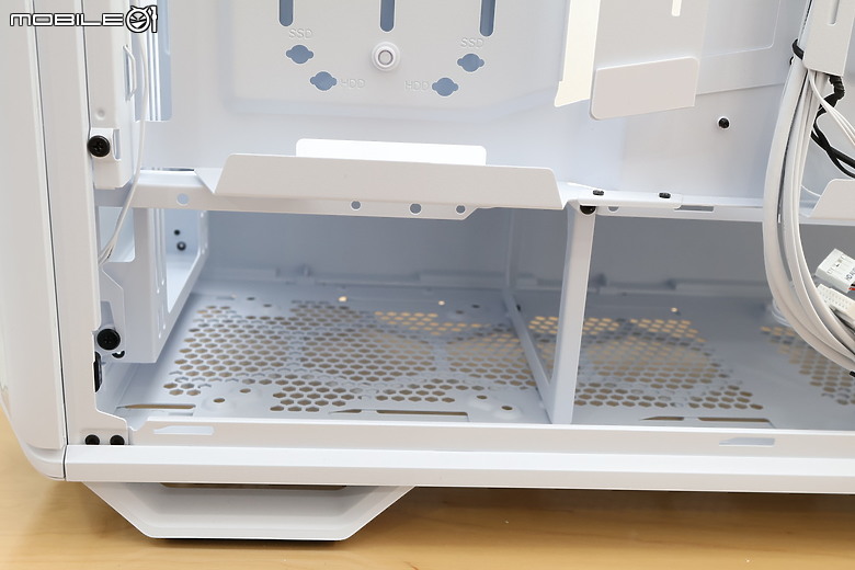 寬敞大空間高質感兼具靜音 be quiet! DARK BASE 701 白色版