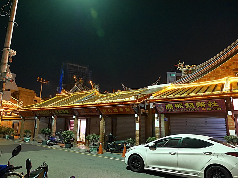 星巴克在新竹州圖書館、護城河旁的竹塹城迎曦門、赤子、關帝廟、火車站,還有新竹街市眾多文化資產 — 夜遊新竹市街老建築