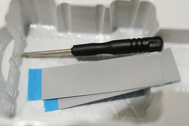 點我看大圖 暴力狂降29度!!!! 開箱!高效能SSD散熱器 T-FORCE DARK AirFlow I SSD 散熱器。