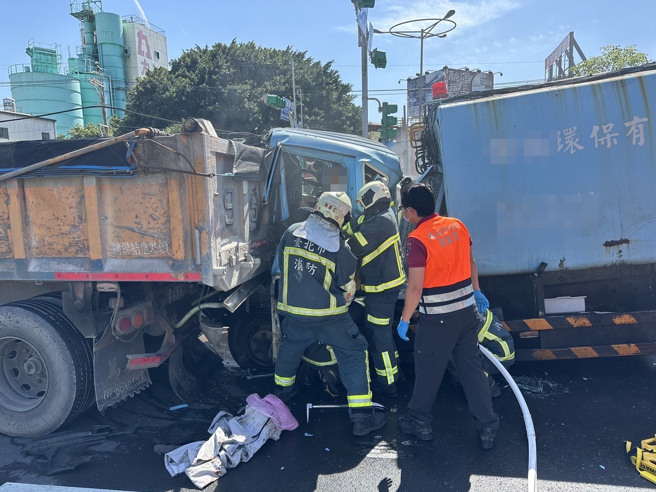 垃圾車衝撞砂石車，司機重創急救