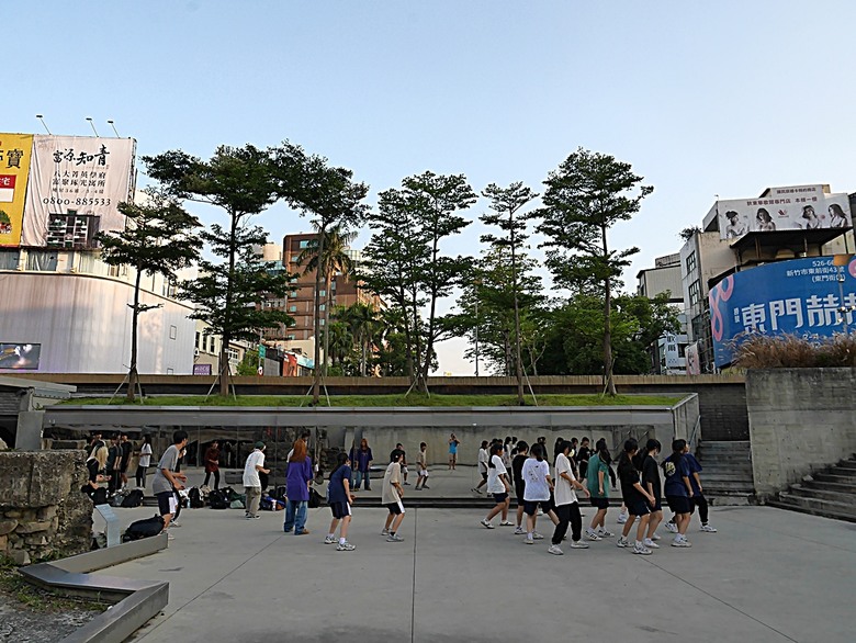 星巴克在新竹州圖書館、護城河旁的竹塹城迎曦門、赤子、關帝廟、火車站,還有新竹街市眾多文化資產 — 夜遊新竹市街老建築