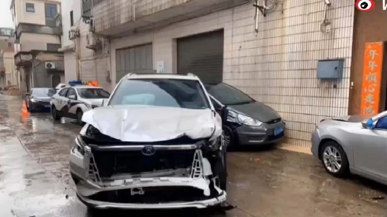 車主控比亞迪自行啟動並加速踩煞車沒用