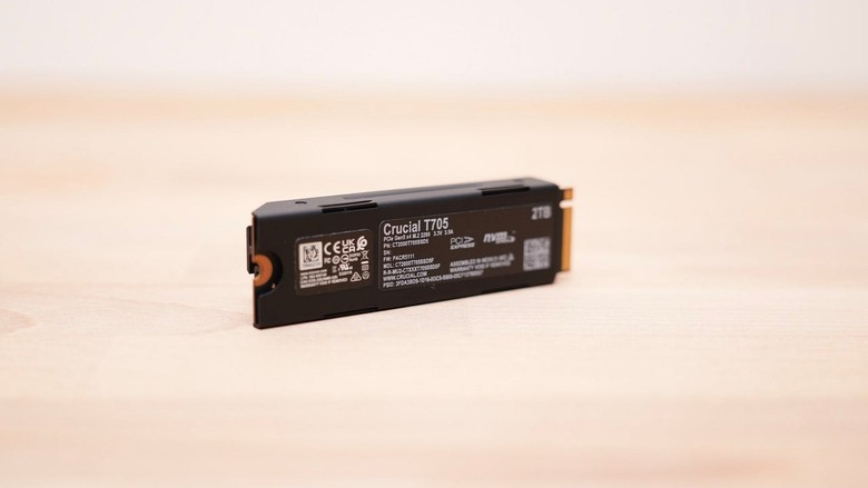 這就是 T0 級別的 SSD！Crucial T705 2TB PCIe Gen5 NVMe M.2 SSD with heatsink