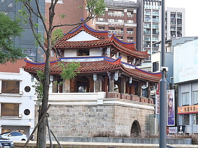 星巴克在新竹州圖書館、護城河旁的竹塹城迎曦門、赤子、關帝廟、火車站,還有新竹街市眾多文化資產 — 夜遊新竹市街老建築
