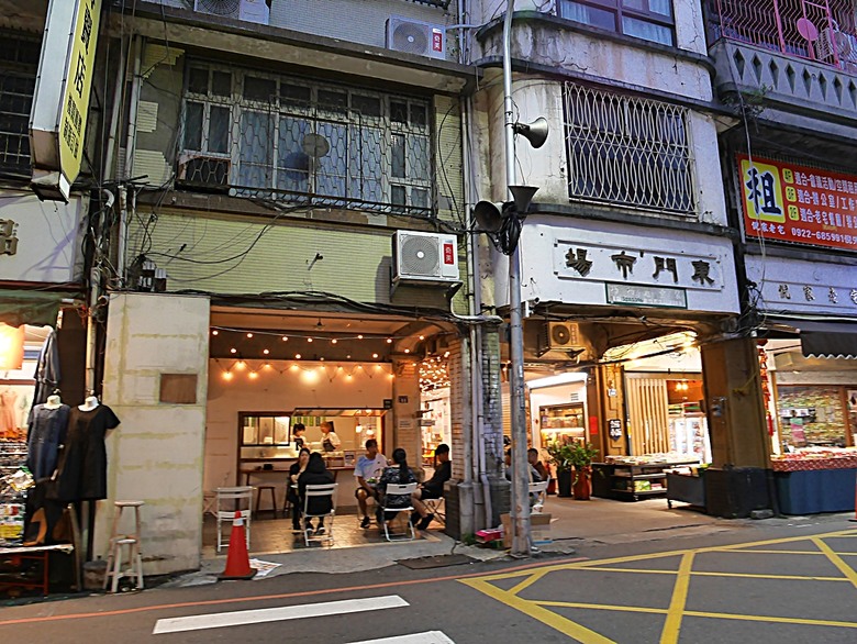星巴克在新竹州圖書館、護城河旁的竹塹城迎曦門、赤子、關帝廟、火車站,還有新竹街市眾多文化資產 — 夜遊新竹市街老建築
