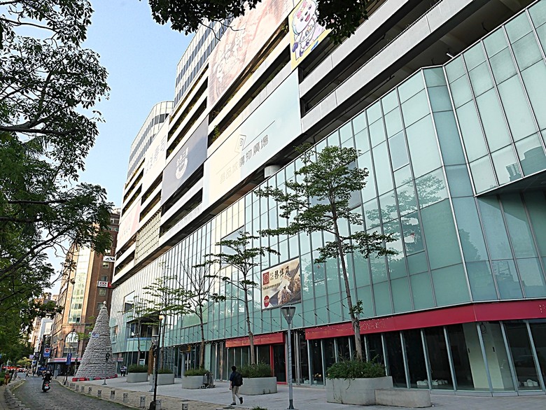 星巴克在新竹州圖書館、護城河旁的竹塹城迎曦門、赤子、關帝廟、火車站,還有新竹街市眾多文化資產 — 夜遊新竹市街老建築