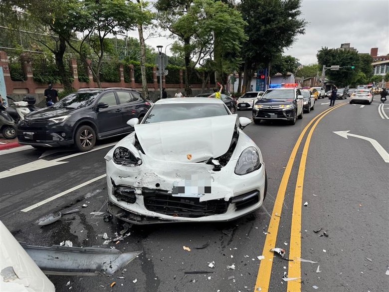 道路轉彎處對撞保時捷