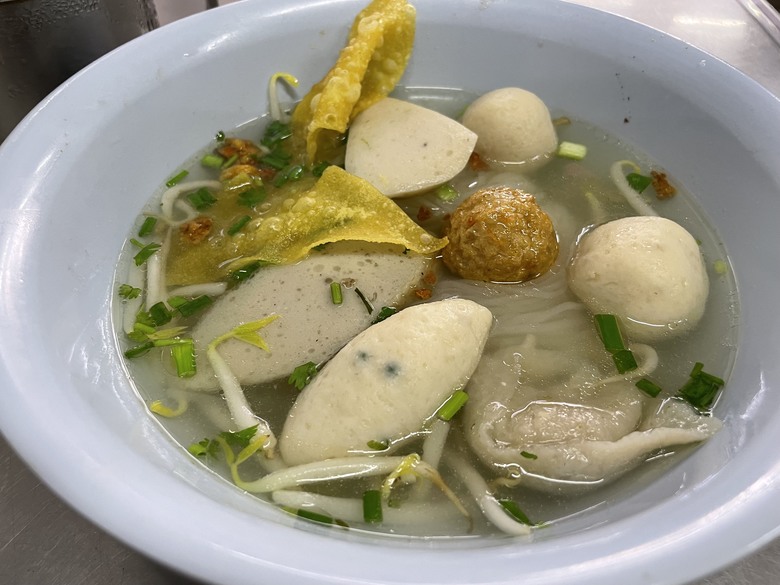 點我看大圖 曼谷龍魚丸 Laem Fish Ball | 日賣 700 碗的泰式米粉湯 | 店家湯頭秘方公開